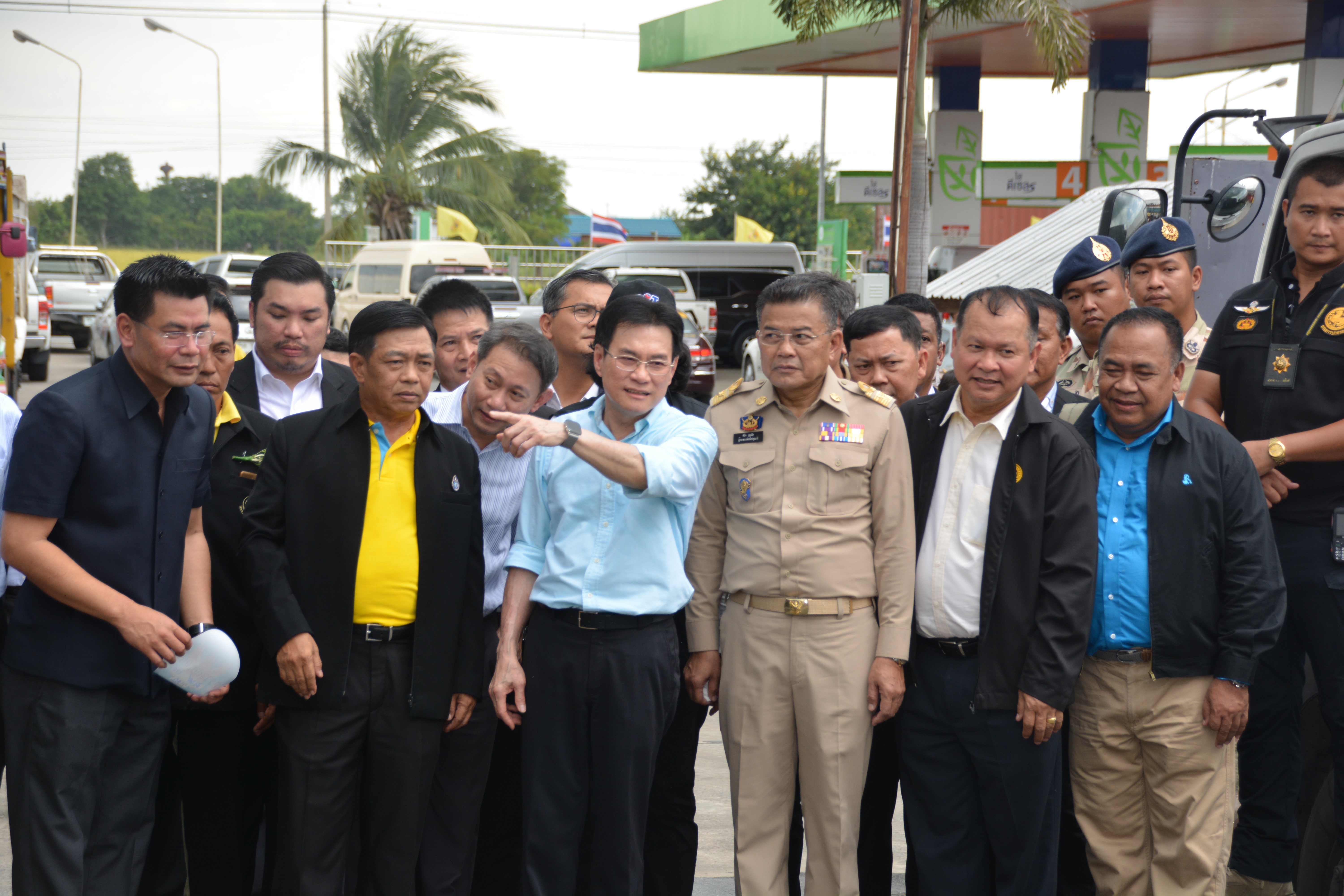 รัฐมนตรีว่าการกระทรวงพาณิชย์ ลงพื้นที่ จ.ปทุมธานี พบปะเกษตรกรผู้ปลูกข้าว