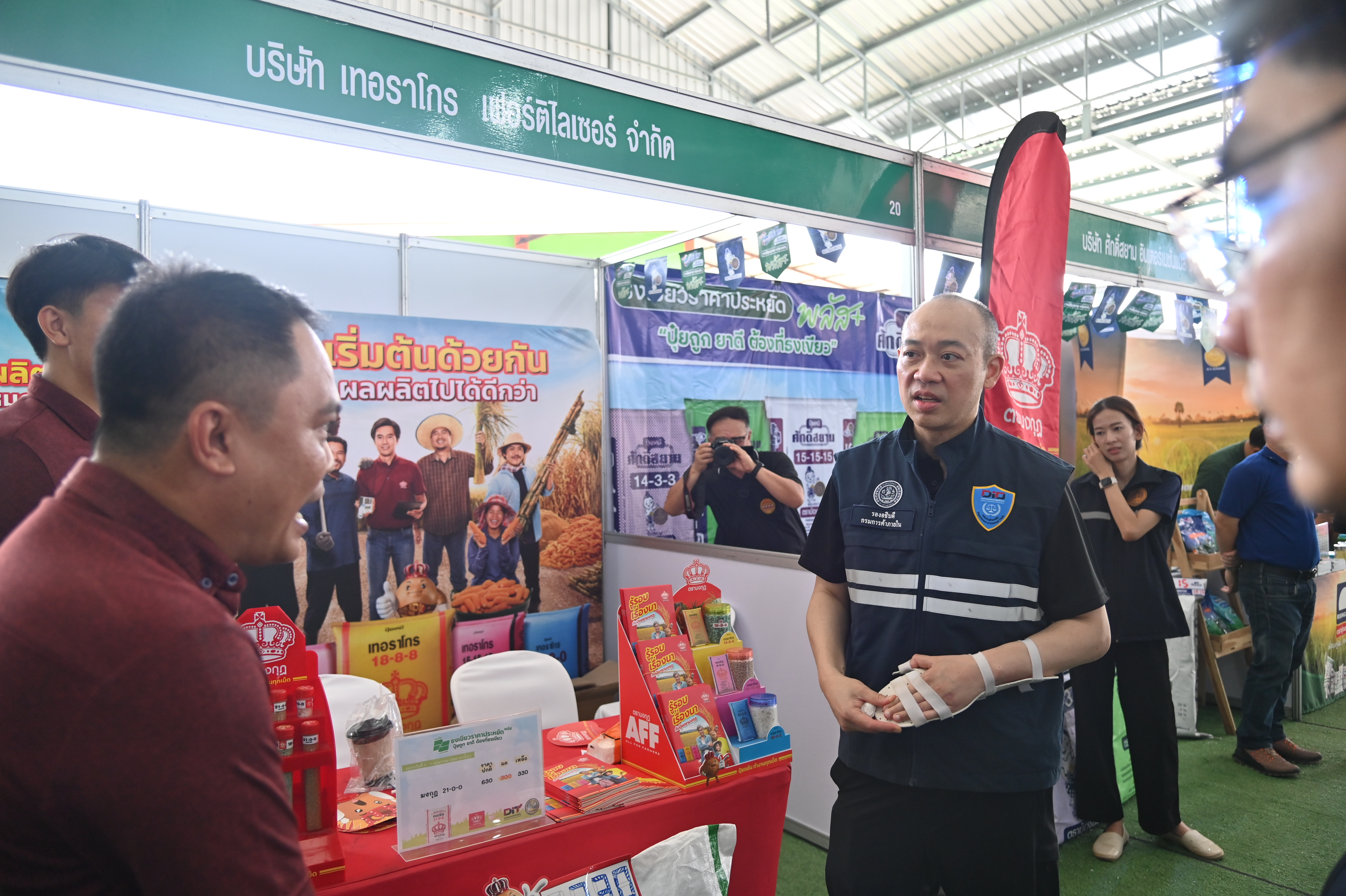 ข่าวเลขที่ 133/2569 เริ่มแล้ว! พาณิชย์จัดงาน "ธงเขียวราคาประหยัดพลัส" จ.กำแพงเพชร ช่วยลดต้นทุนเกษตรกร สูงสุด 2,100 บาทต่อครัวเรือน (6 พฤษภาคม 2569)