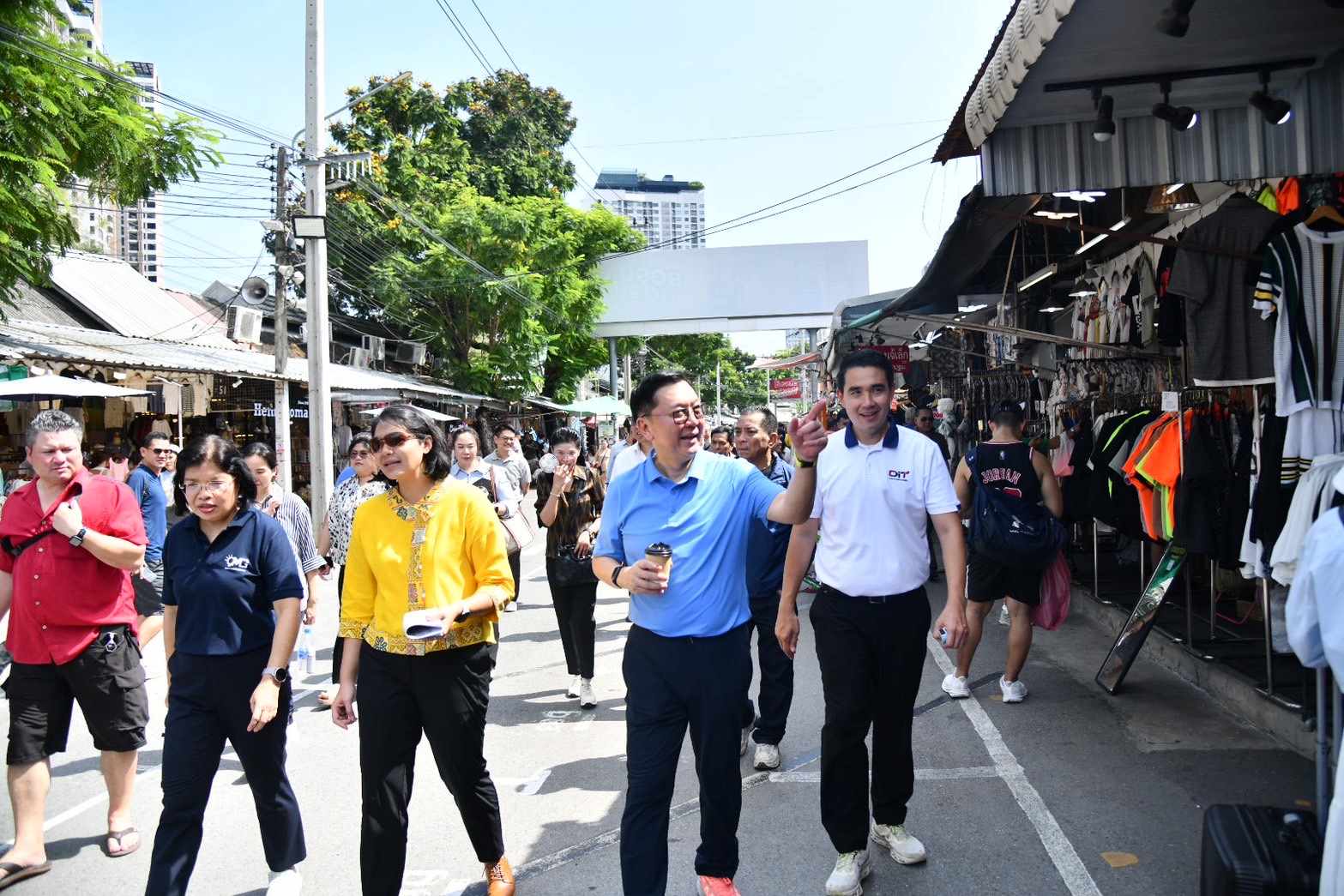 พาณิชย์ลงพื้นที่ตลาดนัดจตุจักร ชวนไทยช่วยไทยกระตุ้นเศรษฐกิจ เดินหน้าปรับโฉมตลาดสู่แลนด์มาร์กของไทย