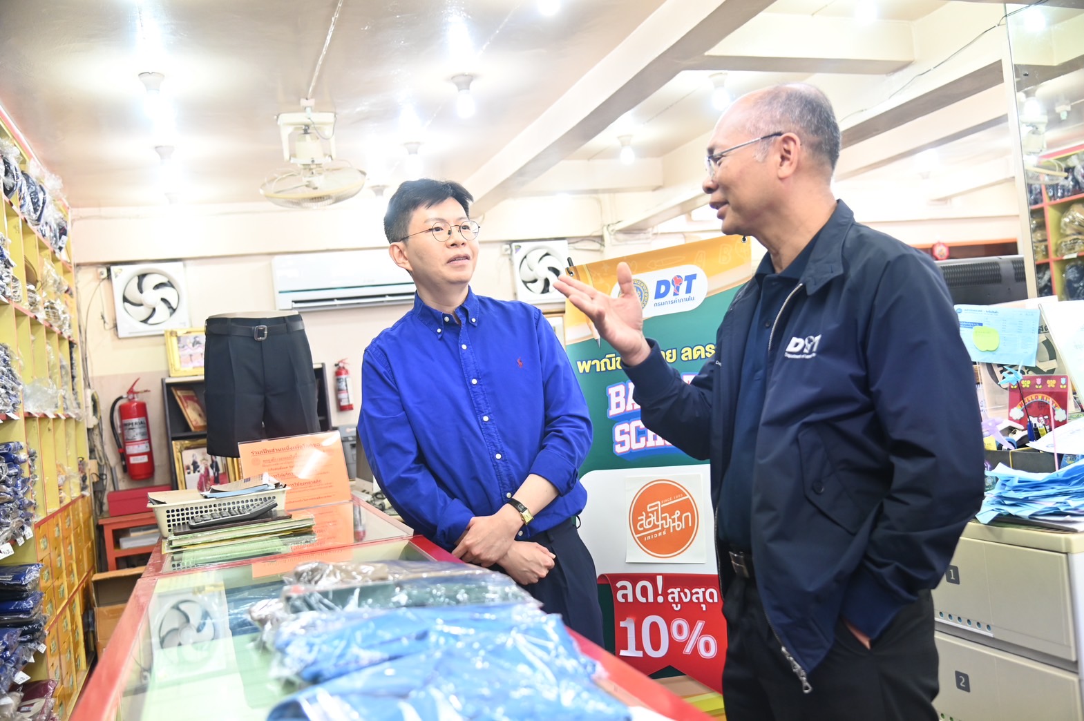 ผู้ปกครองพาบุตรหลานซื้อชุดนักเรียน กับ “พาณิชย์สั่งลุย ลดราคา Back to School 2024”