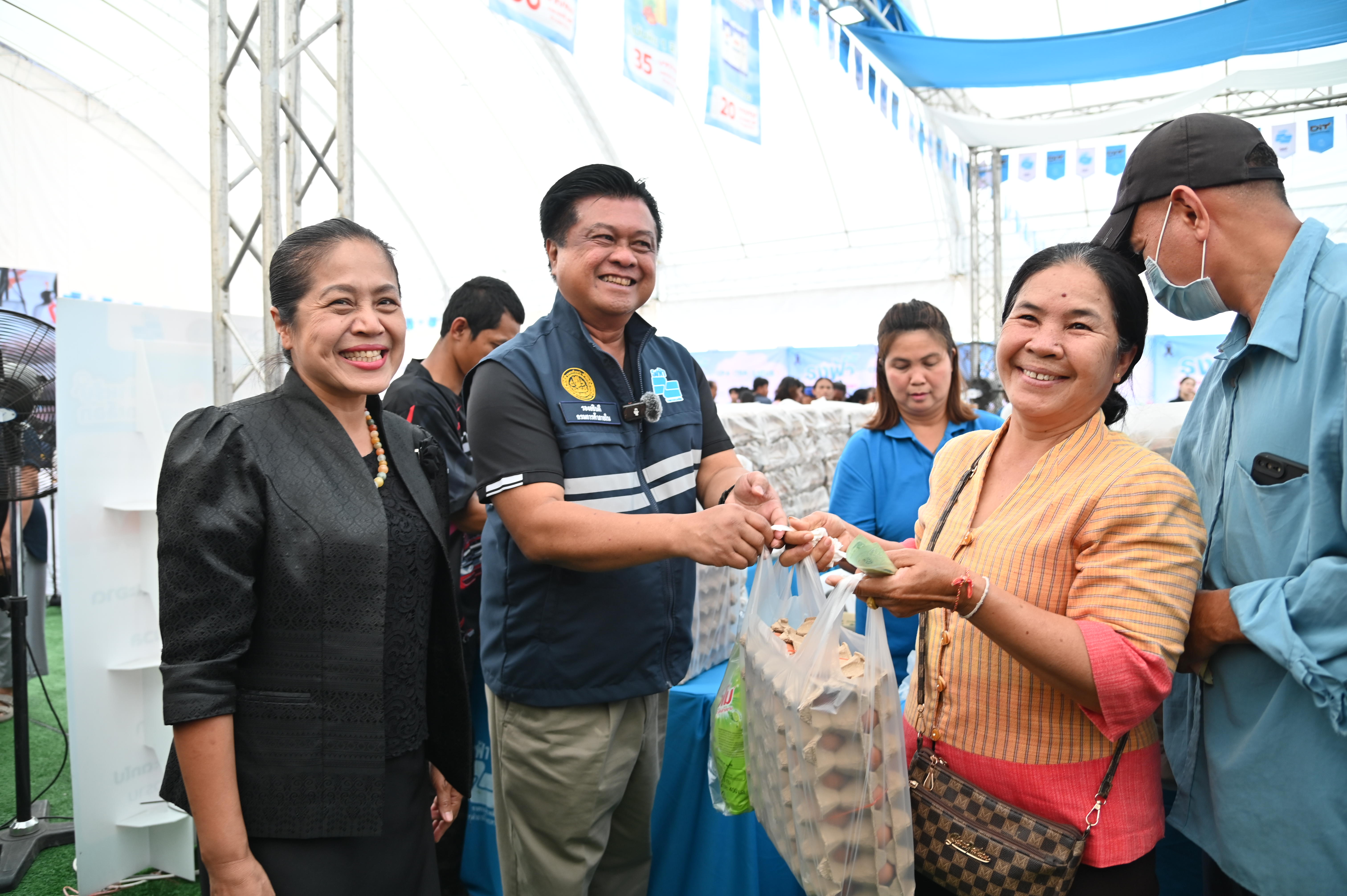 DIT เปิดงาน “มหกรรมธงฟ้าเยียวยาลดค่าครองชีพ” และมอบถุงยังชีพช่วยเหลือประชาชนในพื้นที่ชายแดน