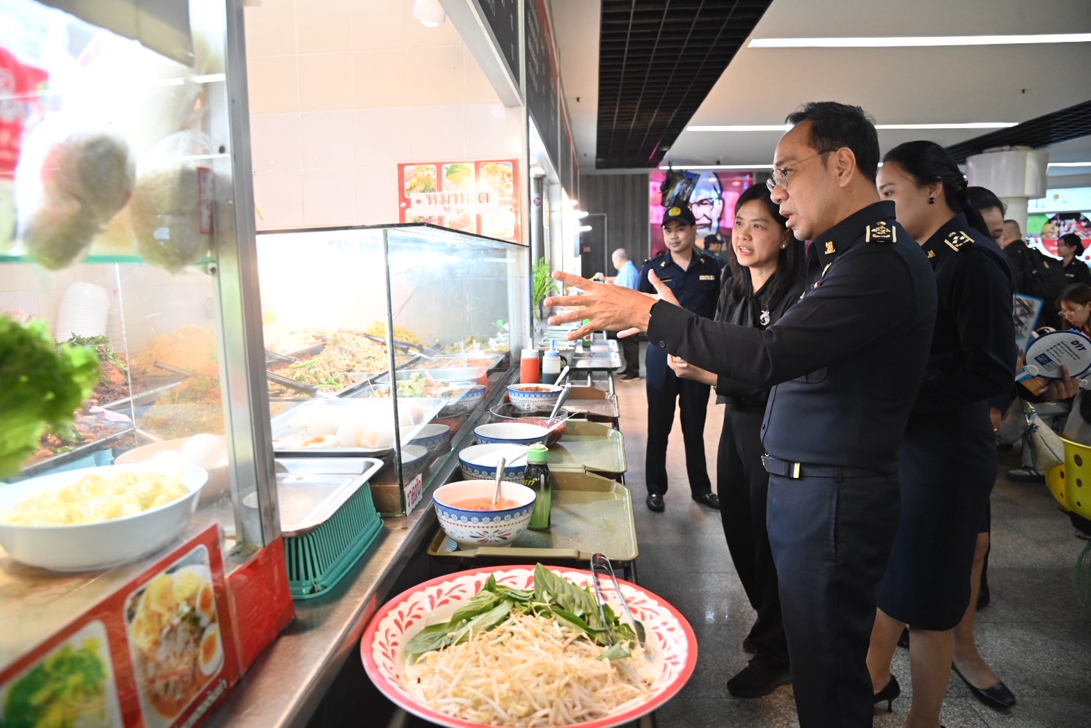 'พาณิชย์' ปูพรมตรวจเข้มช่วงปีใหม่ ตรวจเครื่องชั่ง-หัวจ่ายน้ำมัน-ป้ายราคา สนามบิน สถานีขนส่ง สร้างความเชื่อมั่นประชาชน