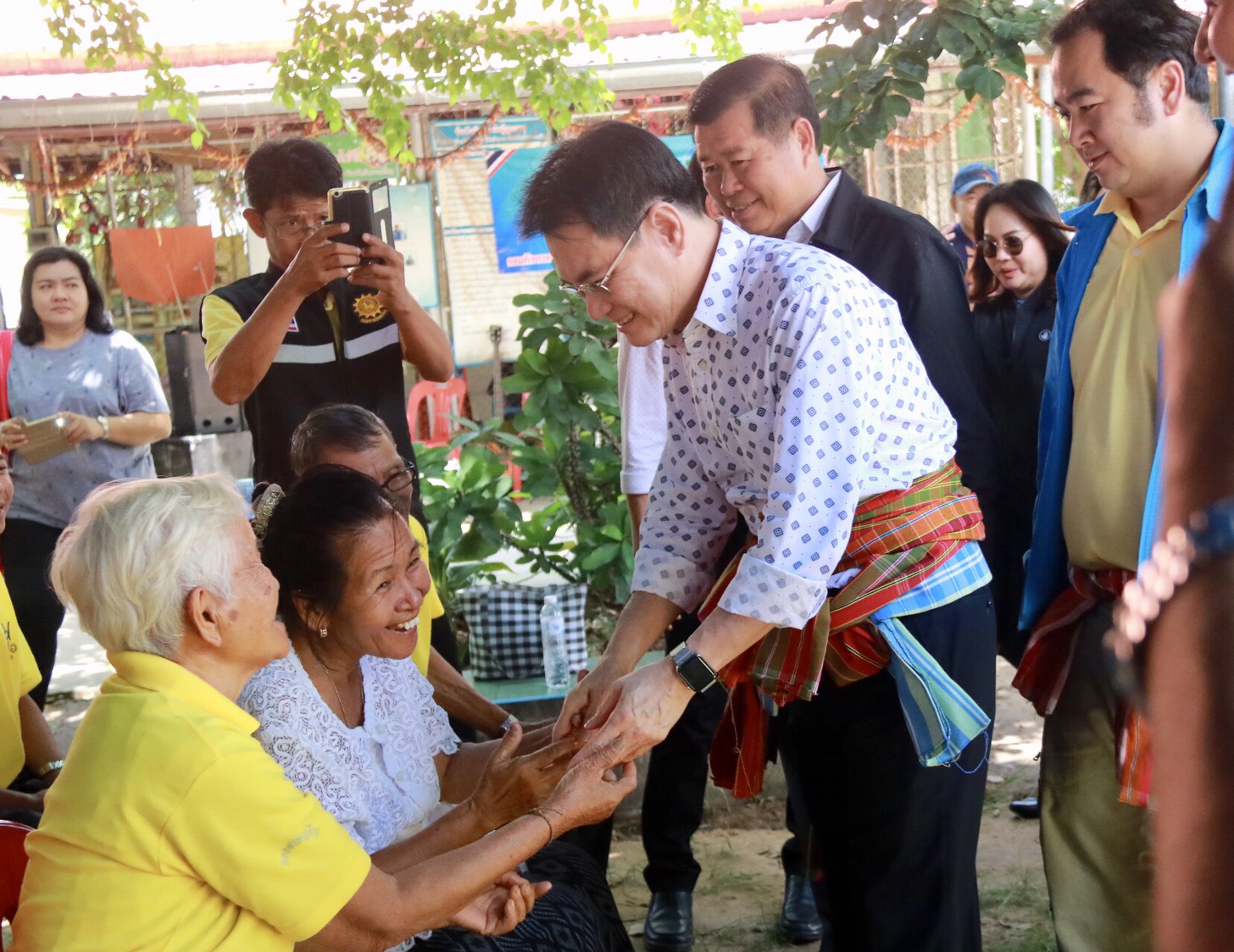 ลงพื้นที่มอบสิ่งของช่วยเหลือผู้ประสบอุทกภัยภาคตะวันออกเฉียงเหนือ