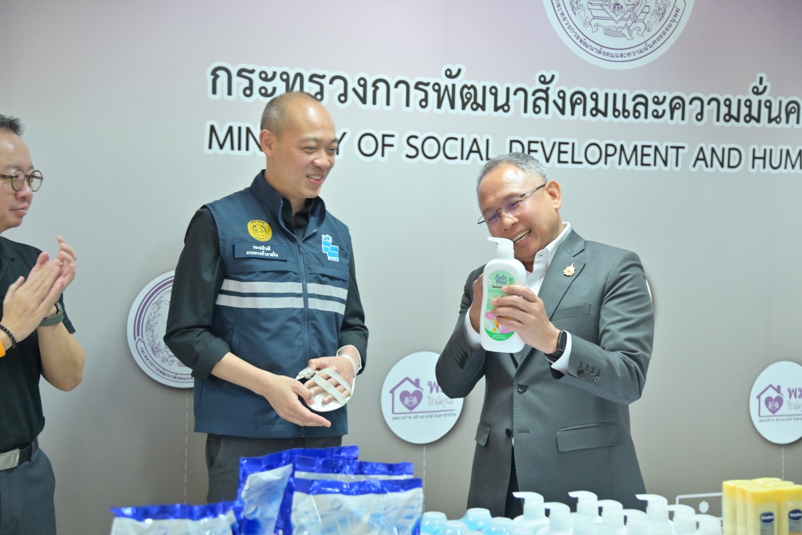 ค้าภายใน จับมือ พัฒนาสังคมและความมั่นคงของมนุษย์มอบสิ่งของอุปโภคบริโภคหนุนช่วยเหลือกลุ่มเปราะบาง