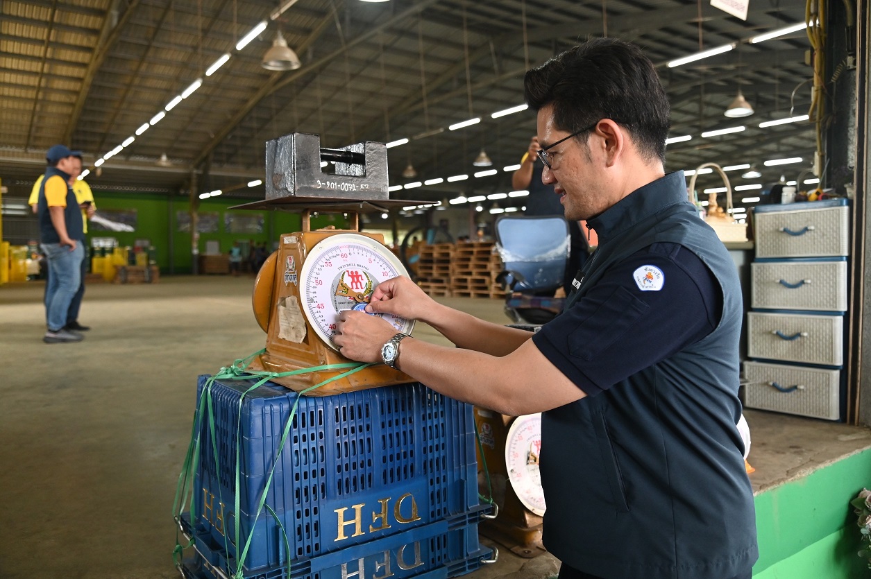 พาณิชย์สั่งลุย ตรวจเครื่องชั่ง ป้ายราคารับซื้อผลไม้ รักษาความเป็นธรรมเกษตรกร 