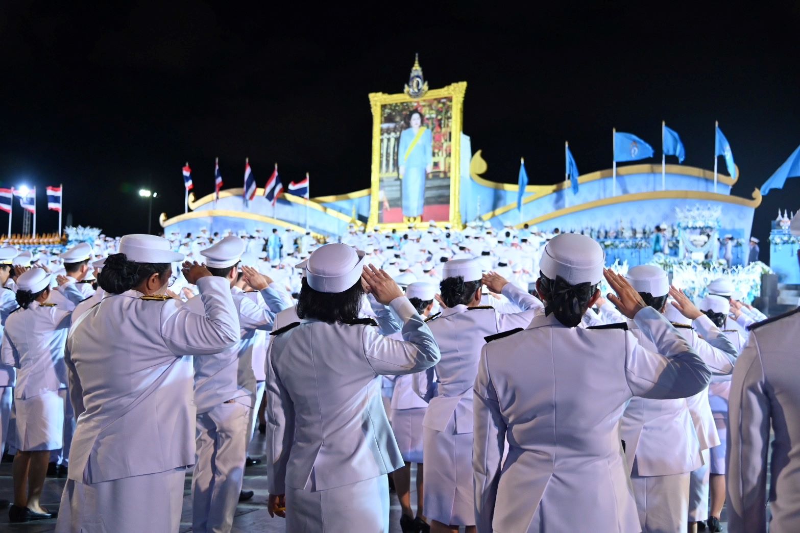 พิธีจุดเทียนถวายพระพรชัยมงคลและถวายเครื่องราชสักการะและวางพานพุ่ม สมเด็จพระนางเจ้าสิริกิติ์พระบรมราชินีนาถ พระบรมราชชนนีพันปีหลวง