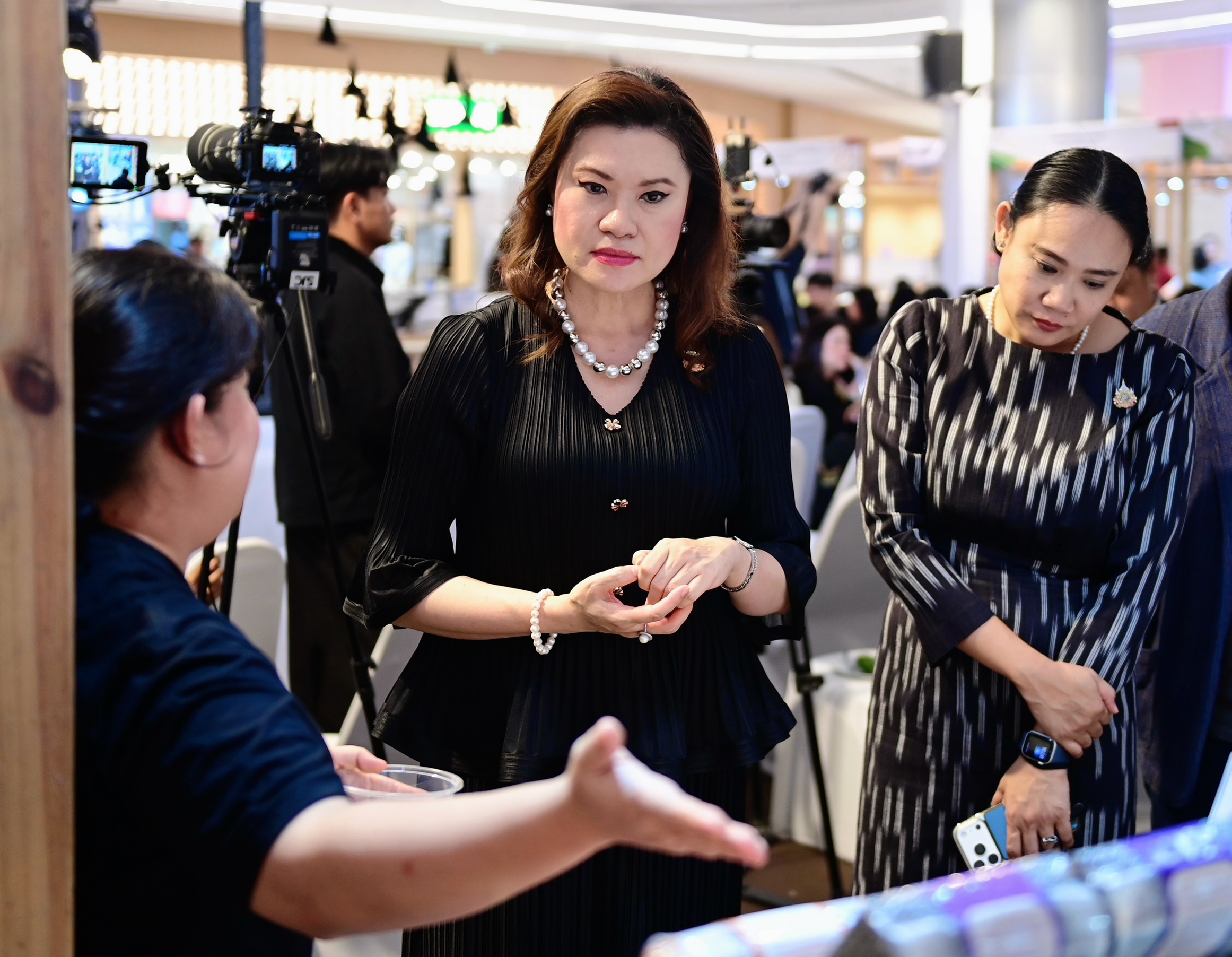 ข่าวเลขที่ 13/2570 พาณิชย์ เปิดเทศกาลข้าวประณีต ดันข้าวไทยสู่สินค้ามูลค่าสูง คัด 466 กลุ่มผู้ผลิตทั่วประเทศ ชูคุณภาพ–รสชาติ สร้างจุดขาย เพิ่มโอกาสทางตลาด ยกระดับรายได้เกษตรกร (23 ตุลาคม 2569)