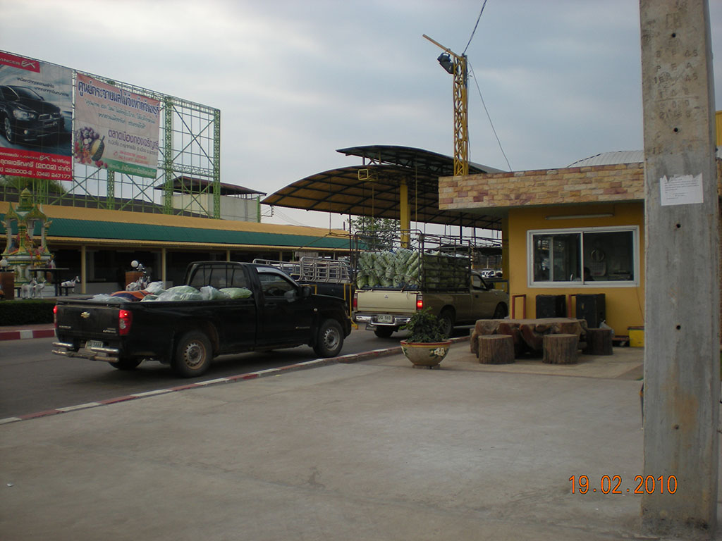 22084_รถขนสินค้าเข้าสู่ตลาด 1.jpg