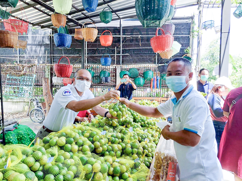 พาณิชย์เชื่อมโยงมะนาวผ่านศูนย์จำหน่ายสินค้าเกษตรชุมชน Farm Outlet