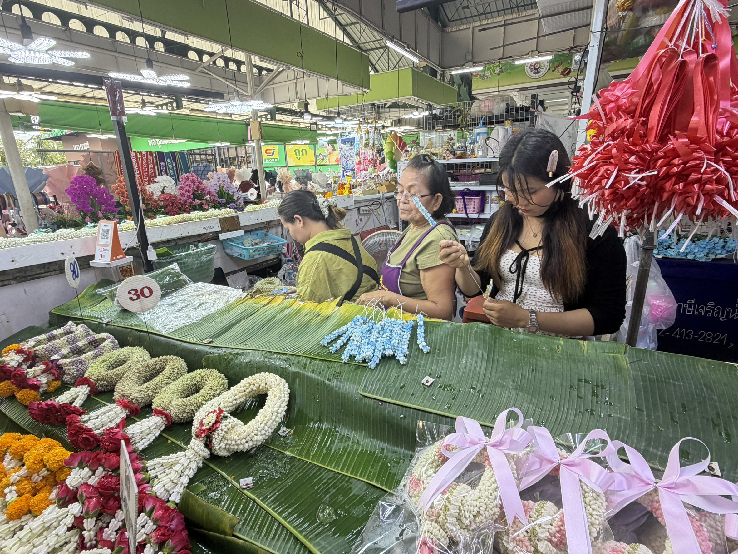 ข่าวเลขที่ 194/2569 กรมการค้าภายในลงพื้นที่ปากคลองตลาด เช็คสถานการณ์มะลิวันแม่ แนะประชาชนเลือกเปรียบเทียบราคา–คุณภาพ จากหลายร้าน ผู้ค้าต้องปิดป้ายชัด จำหน่ายราคาสมเหตุสมผล หากฉวยโอกาสขึ้นราคา ตรวจสอบต้นทุน–ดำเนินการตามกฎหมาย (11 สิงหาคม 2569)