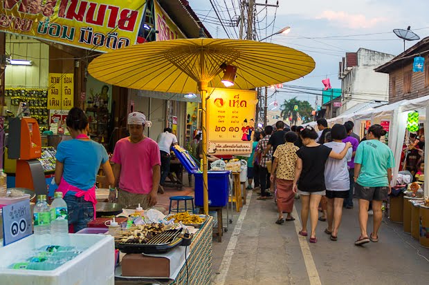 21681_นักท่องเที่ยวแวะซ์้อสินค้า.jpg