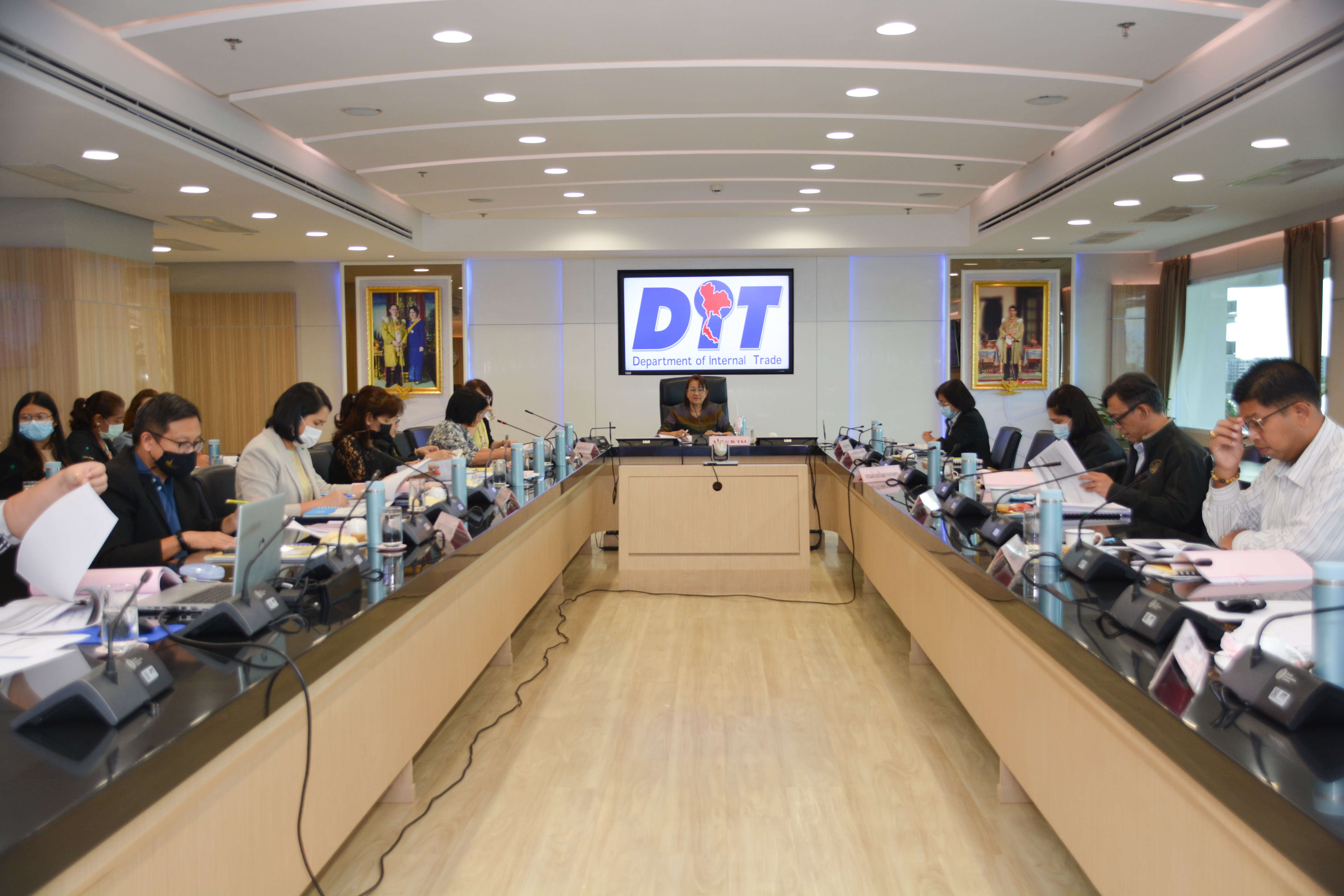 รองอธิบดีประชุมคณะอนุกรรมการกลั่นกรองเรื่องเสนอคณะกรรมการบริหารกองทุนรวมเพื่อช่วยเหลือเกษตรกร