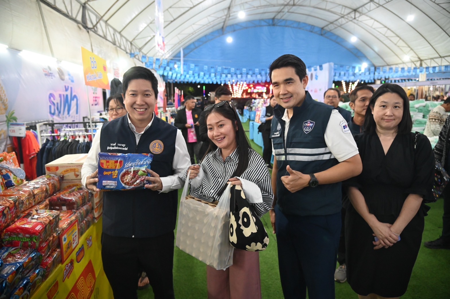 “พาณิชย์” จัด “ธงฟ้าฟื้นฟูเศรษฐกิจ @นครพนม” หั่นราคา 500 รายการ สูงสุด 60% ช่วยลดค่าครองชีพ