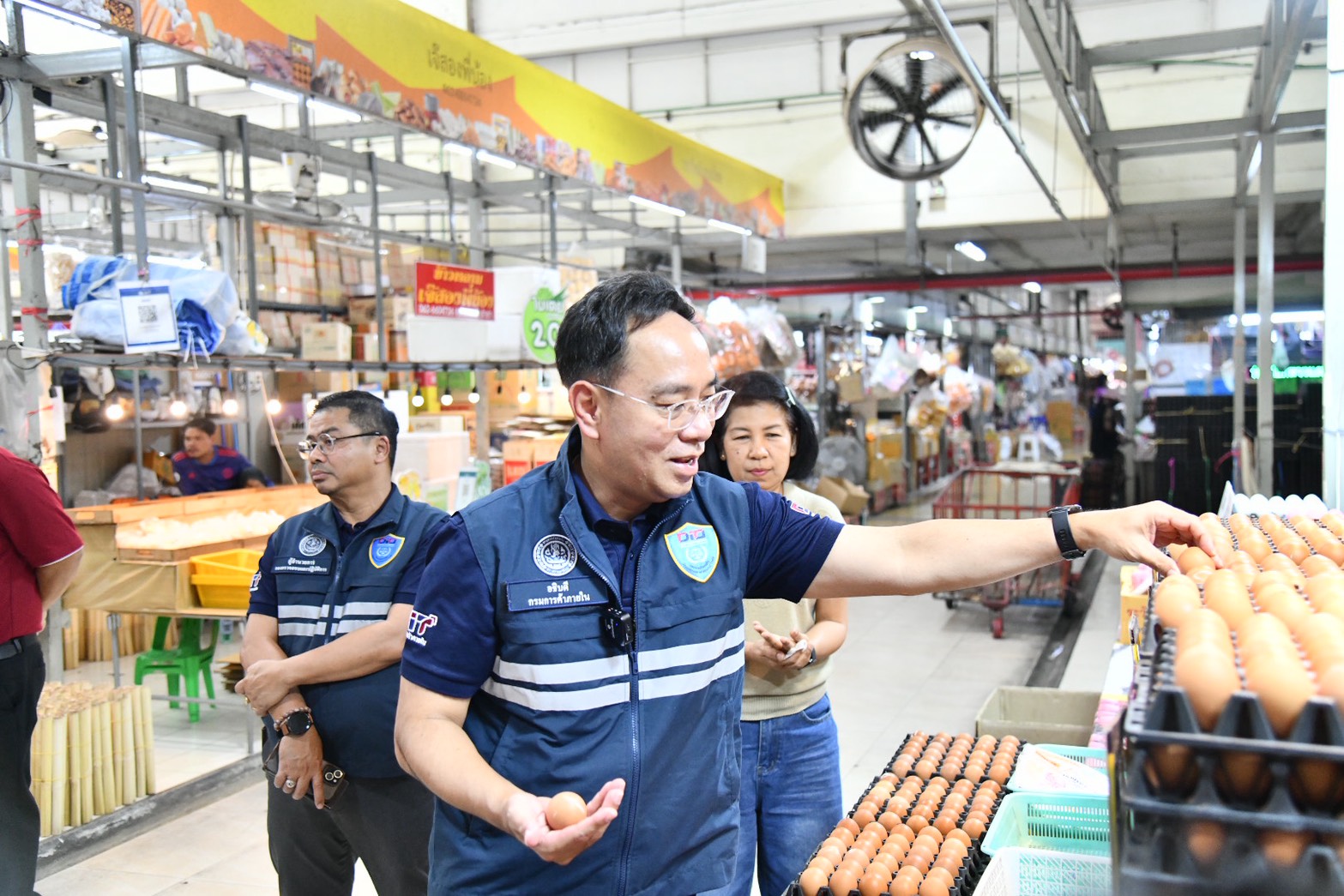 DIT ลงพื้นที่ตรวจเข้ม  ย้ำ ตลาด-ห้าง-ปั๊มน้ำมัน จำหน่ายปกติทั่วประเทศเตือนห้ามฉวยโอกาสขึ้นราคา พบดำเนินคดีทันที