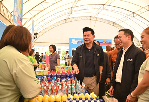 “พาณิชย์” ลดราคาจุกๆ!! ขนสินค้ากว่าพันรายการมาไว้ที่งาน “ธงฟ้าราคาประหยัด จ.หนองคาย”