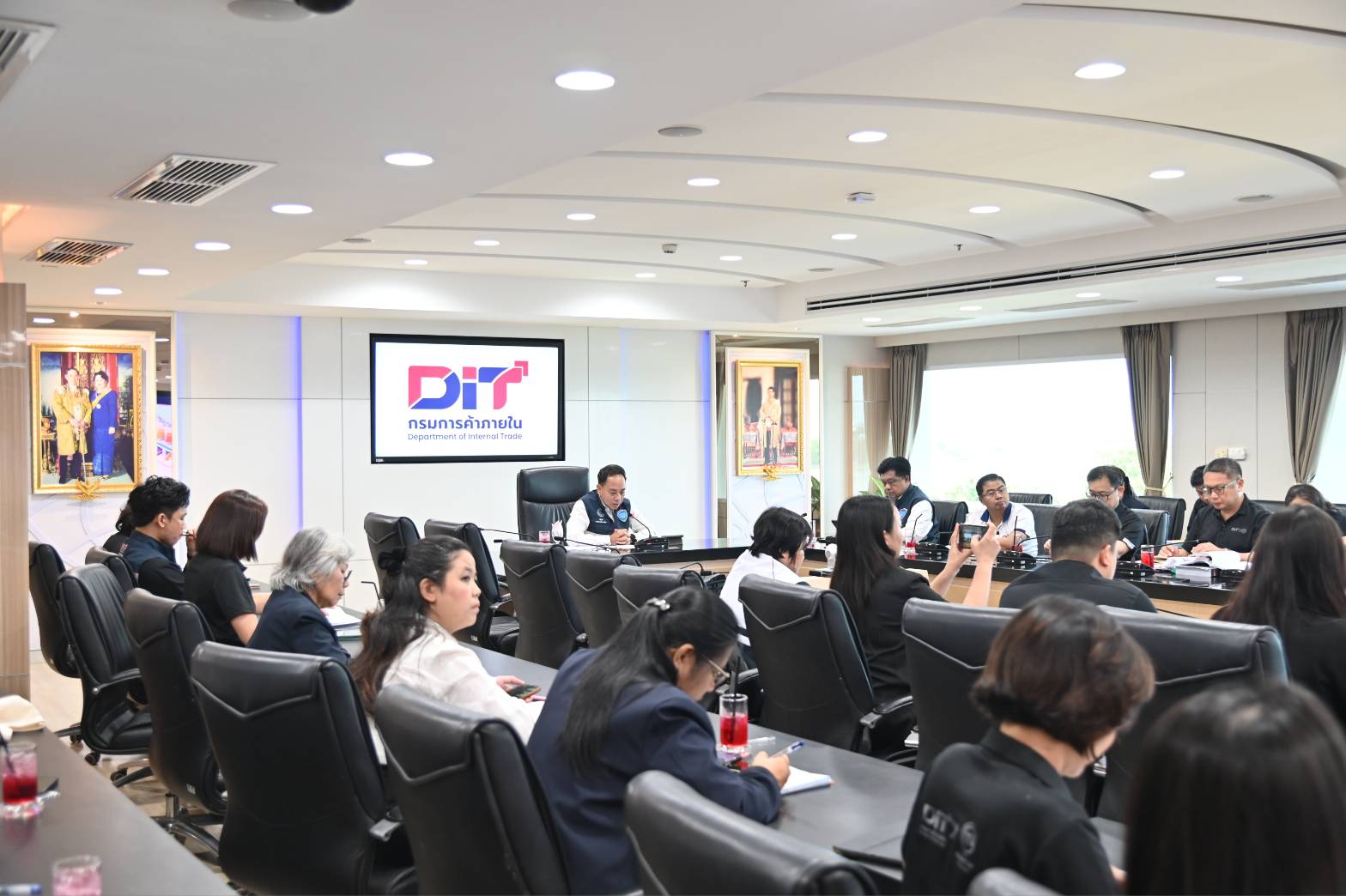 ข่าวเลขที่ 112/2569 ค้าภายในสู้วิกฤตตะวันออกกลาง ขยายธงฟ้า–ธงเขียวพลัส ลดค่าครองชีพ ร่วมเอกชนเร่งหาปุ๋ย ดูแลปาล์มทั้งระบบไม่ให้เกษตรกรได้รับผลกระทบ (11 เมษายน 2569)