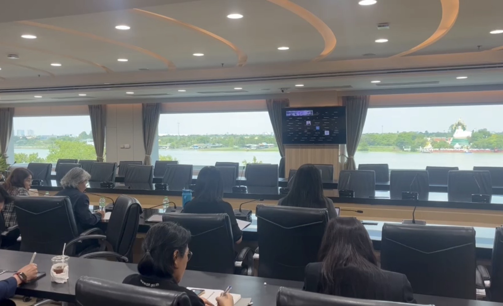 ข่าวเลขที่ 94/2569 ค้าภายใน ถก 9 บิ๊กอุปโภคบริโภค รับมือวิกฤตตะวันออกกลางกระทบต้นทุนบรรจุภัณฑ์ เตรียมยกระดับกฎหมายคุมเข้มสินค้าจำเป็น หากสถานการณ์ยืดเยื้อ (21 มีนาคม 2569)