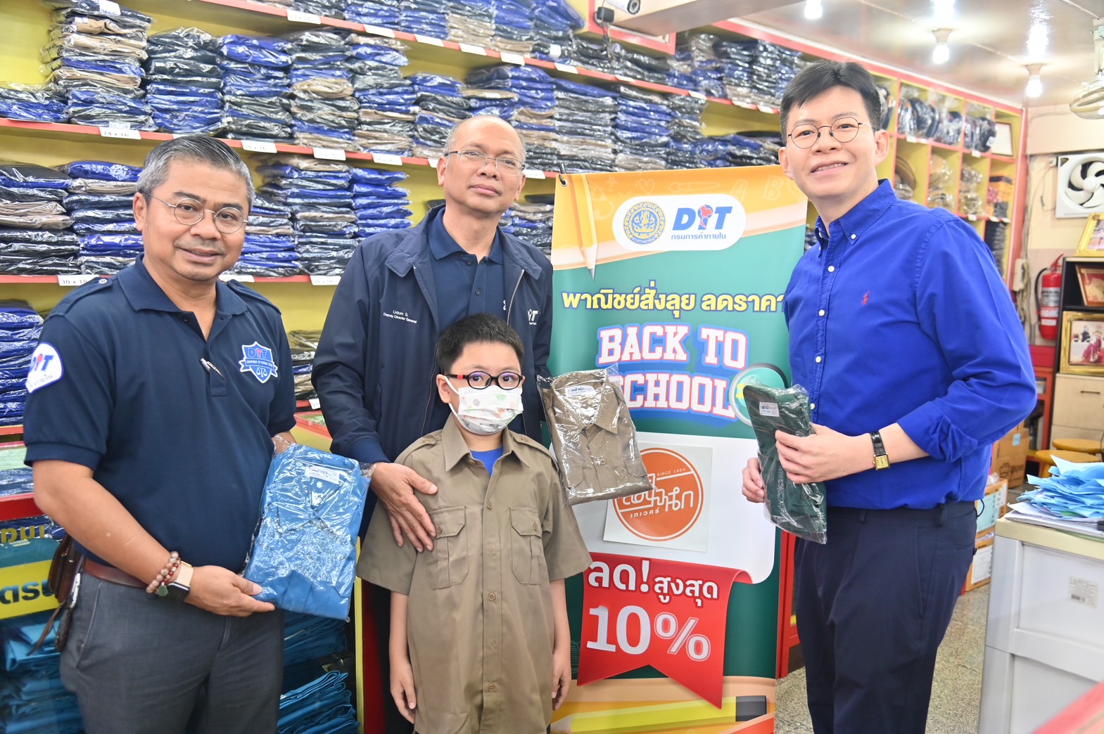 ผู้ปกครองพาบุตรหลานซื้อชุดนักเรียน กับ “พาณิชย์สั่งลุย ลดราคา Back to School 2024”