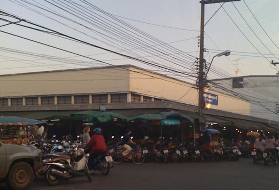 44195_ด้านหน้าตลาด.jpg