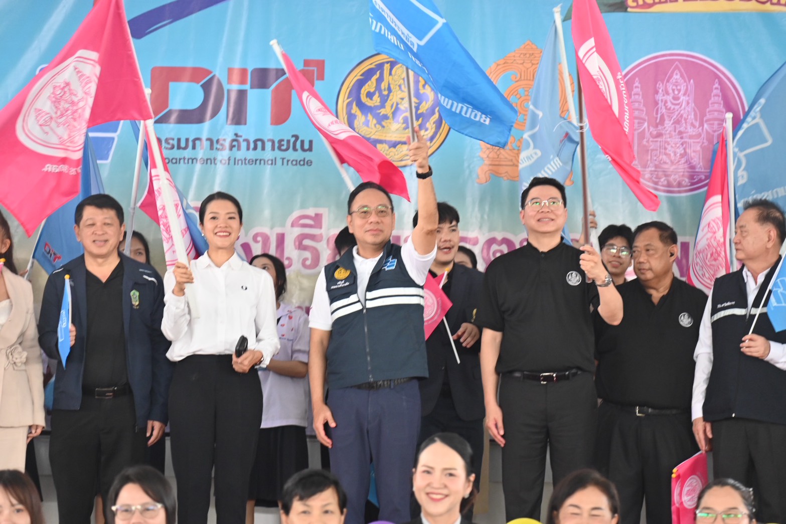 ข่าวเลขที่ 145/2569 “พาณิชย์–ศึกษาธิการ” จัด “ไทยช่วยไทย พลัส” 1,000 จุดทั่วประเทศ นำสินค้าราคาประหยัดลดค่าครองชีพผู้ปกครอง–ประชาชนช่วงเปิดเทอม (22 พฤษภาคม 2569)