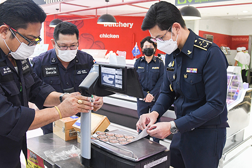 พาณิชย์ลงพื้นที่ตรวจสอบปิดป้ายเเสดงราคาสินค้า