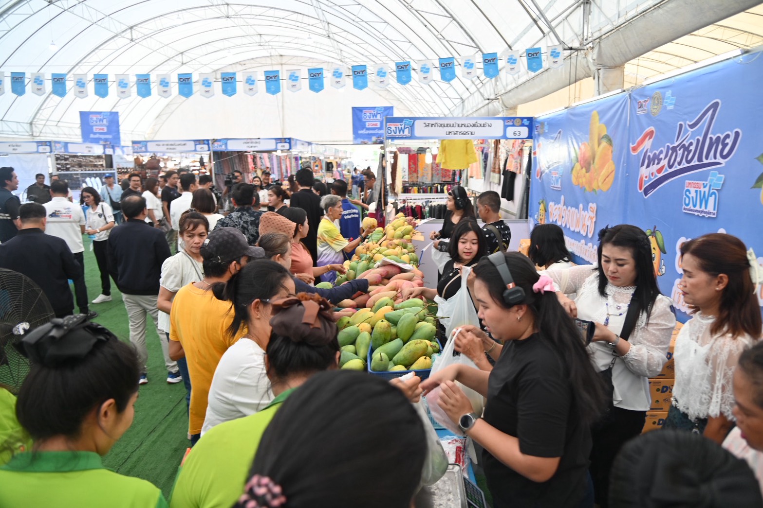 ข่าวเลขที่ 152/2569 “พาณิชย์” ลุยลดค่าครองชีพประชาชน-ช่วยผู้ประกอบการ ยกทัพสินค้าราคาประหยัดกว่า 1,000 รายการ ลดสูงสุด 60% ในงาน “มหกรรมธงฟ้าขับเคลื่อนเศรษฐกิจภูมิภาค” ที่นครศรีธรรมราช (30 พฤษภาคม 2569)