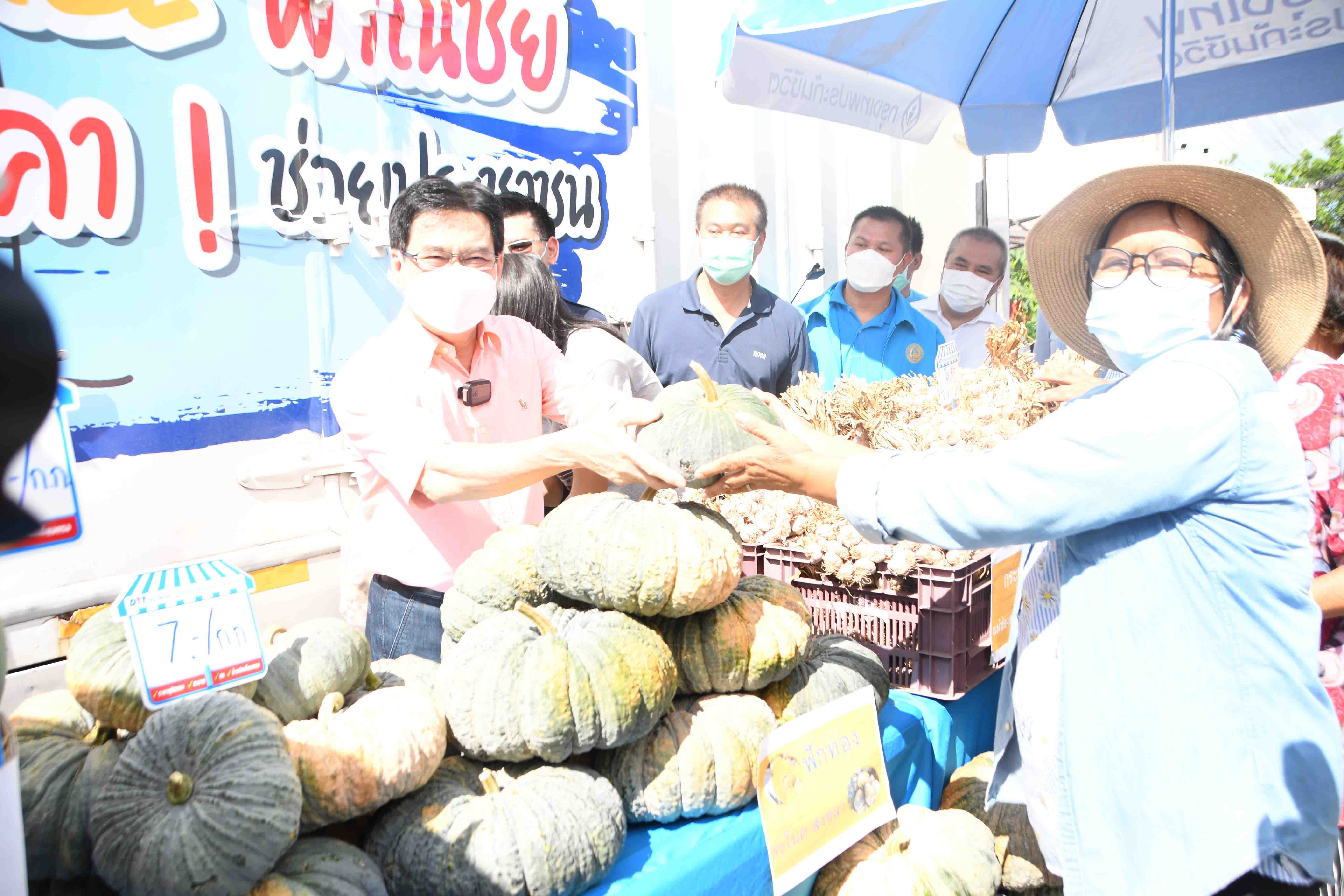 อธิบดีลงพื้นที่ตรวจเยี่ยมชมโครงการ "Mobile พาณิชย์ลดราคา! ช่วยประชาชน”