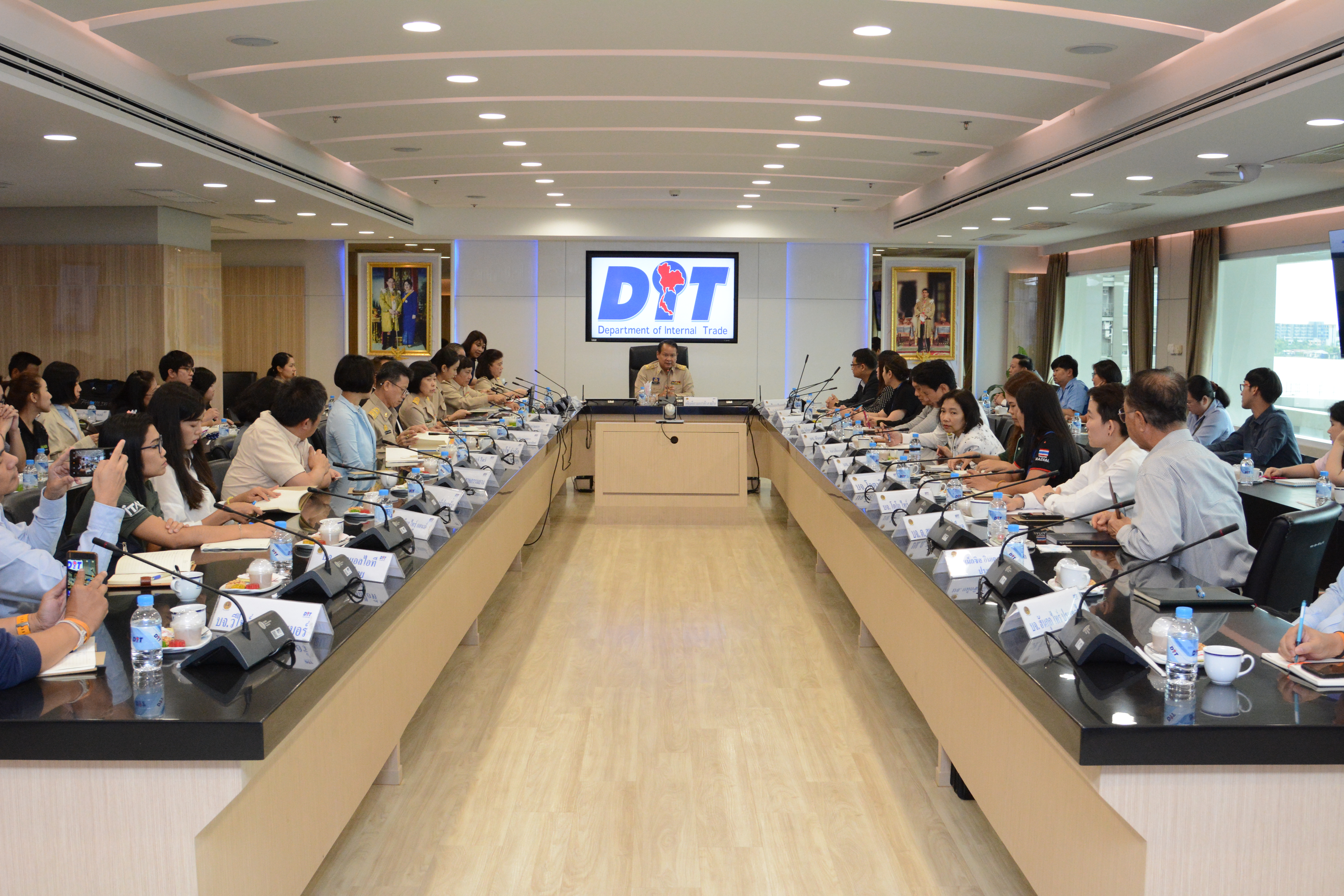 การประชุมหารือราคาจำหน่ายยางรถยนต์