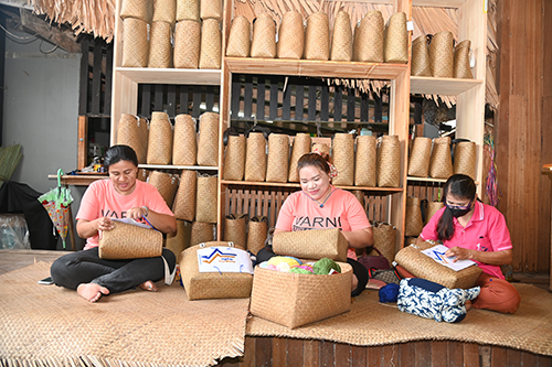 หมู่บ้านทำมาค้าขายกระจูดวรรณี