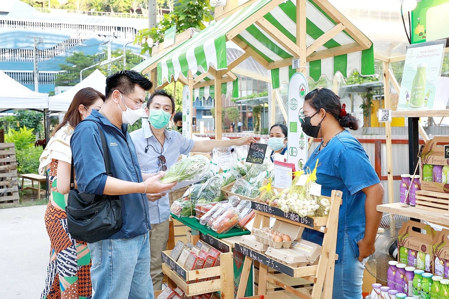 อธิบดีกรมการค้าภายใน ตรวจเยี่ยมร้านค้าในงาน ตลาดนัดอินทรีย์ใจกลางเมือง "Organic Weekend Market 2022"