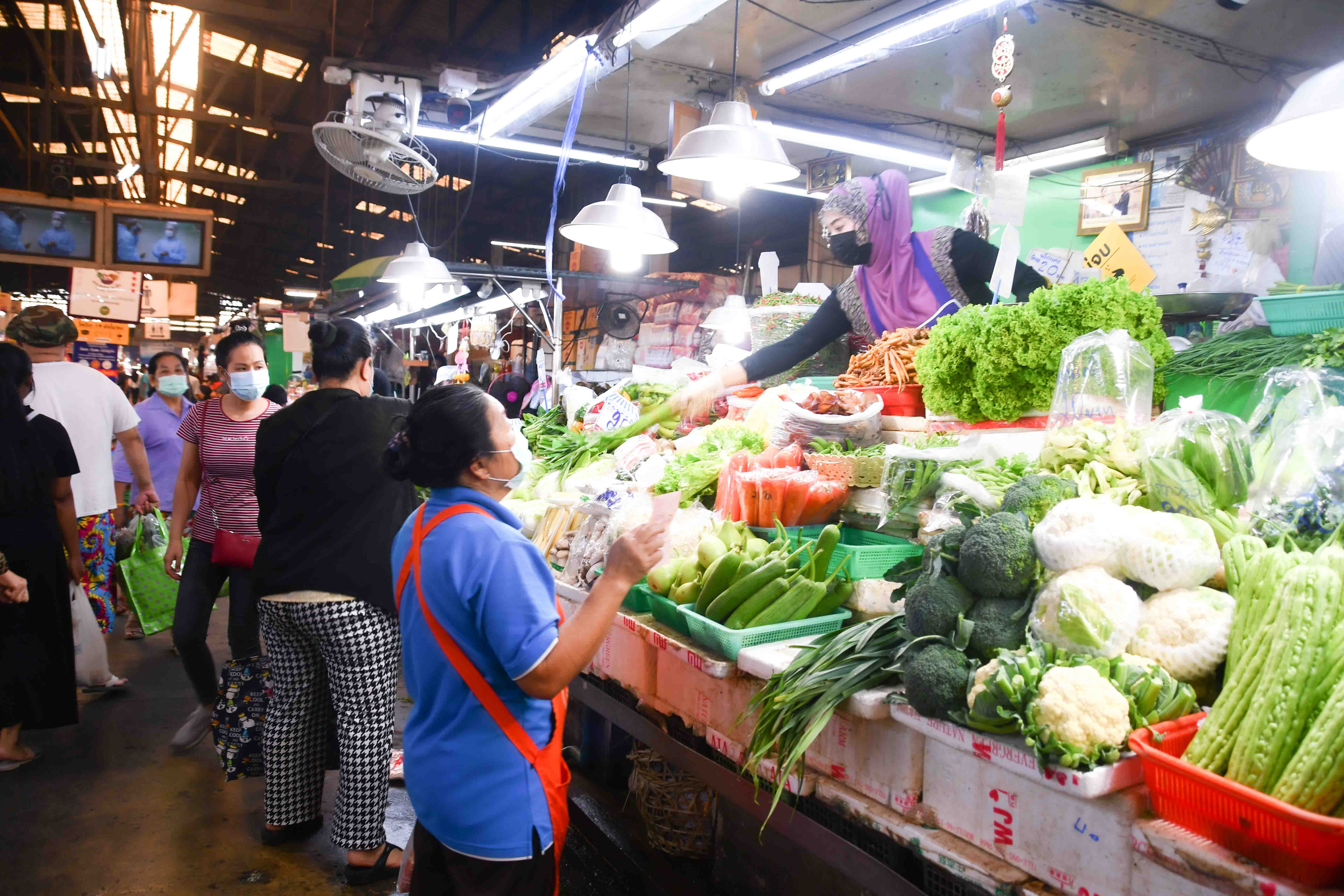 "การ์ดไม่ตก ตลาดสดช้อปได้ มั่นใจ ไร้โควิด"