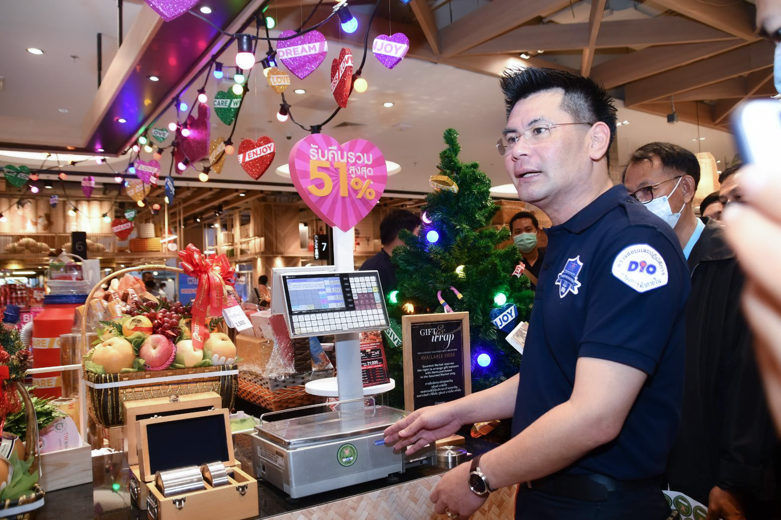 อธิบดีตรวจการจำหน่ายสินค้าตามโครงการ “พาณิชย์ลดกระหน่ำข้ามปี! New Year Grand Sale 2021” และตรวจสอบการจำหน่ายกระเช้าของขวัญในช่วงเทศกาลคริสต์มาสและเทศกาลปีใหม่ 