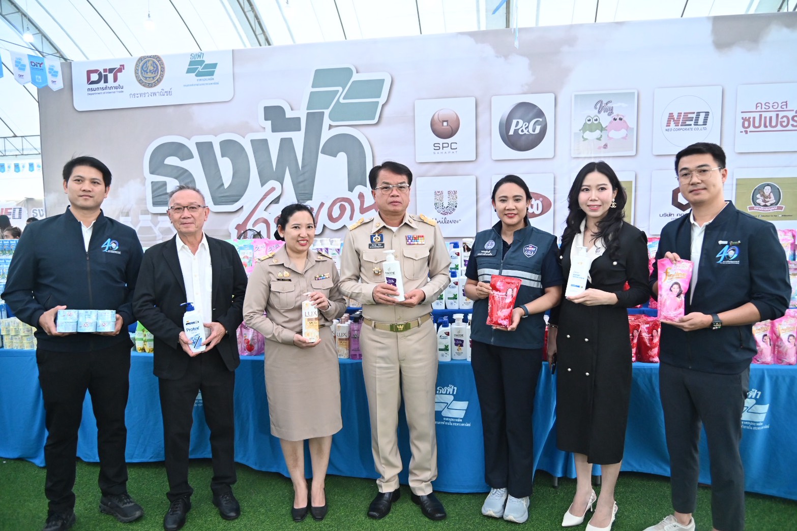 ข่าวเลขที่ 24/2569 “ธงเขียว–ธงฟ้า บุกอุบลฯ!” DIT ลุยลดต้นทุน–ค่าครองชีพ ช่วยพี่น้องชายแดนสู้เศรษฐกิจ  (4 พฤศจิกายน 2568)