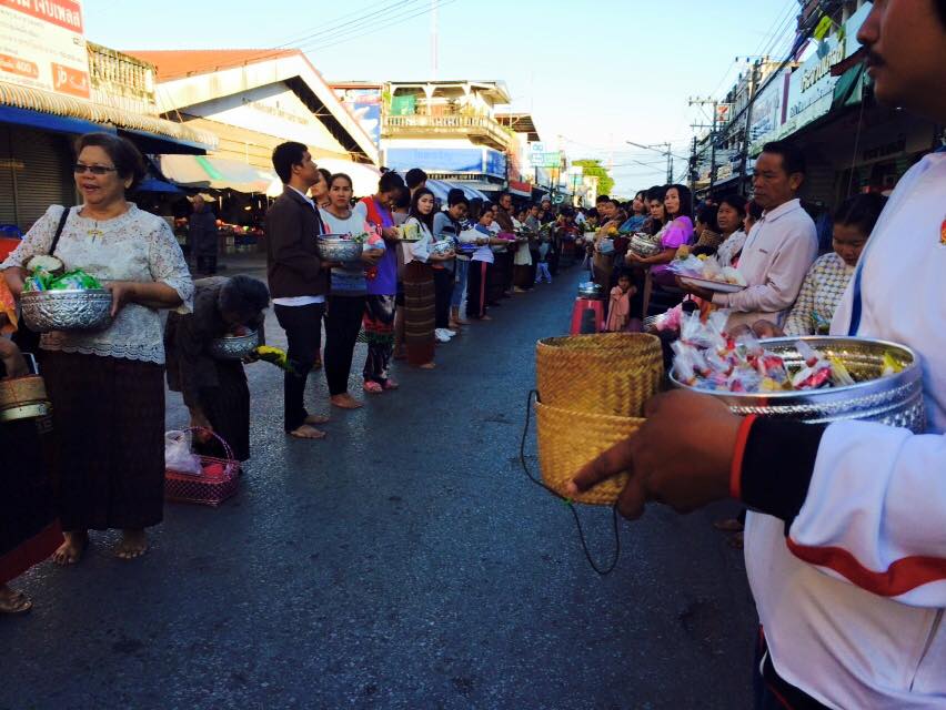 33495_ทำบุญหน้าตลาด.jpg