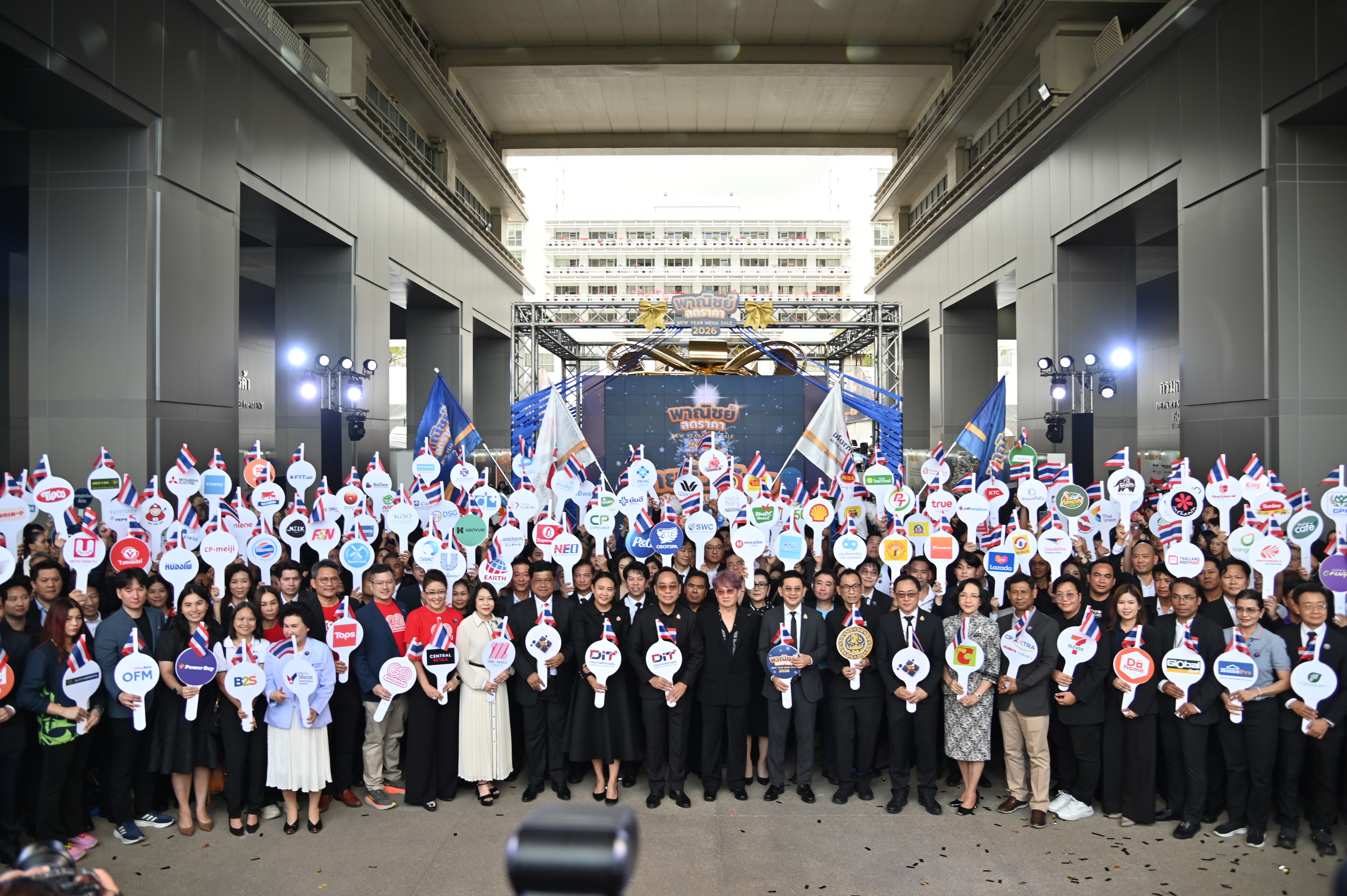 ข่าวเลขที่ 56/2569  พาณิชย์ช่วยไทย เปิดกล่องของขวัญใบใหญ่ “New Year Mega Sale 2026” ลดสูงสุด 80% ต่อเนื่องข้ามปีถึง 2569 มอบเป็นของขวัญปีใหม่ให้ประชาชน เกษตรกร และผู้ประกอบการ คาดลดค่าครองชีพ กว่า 5,000 ล้านบาท (23 ธันวาคม 2568)