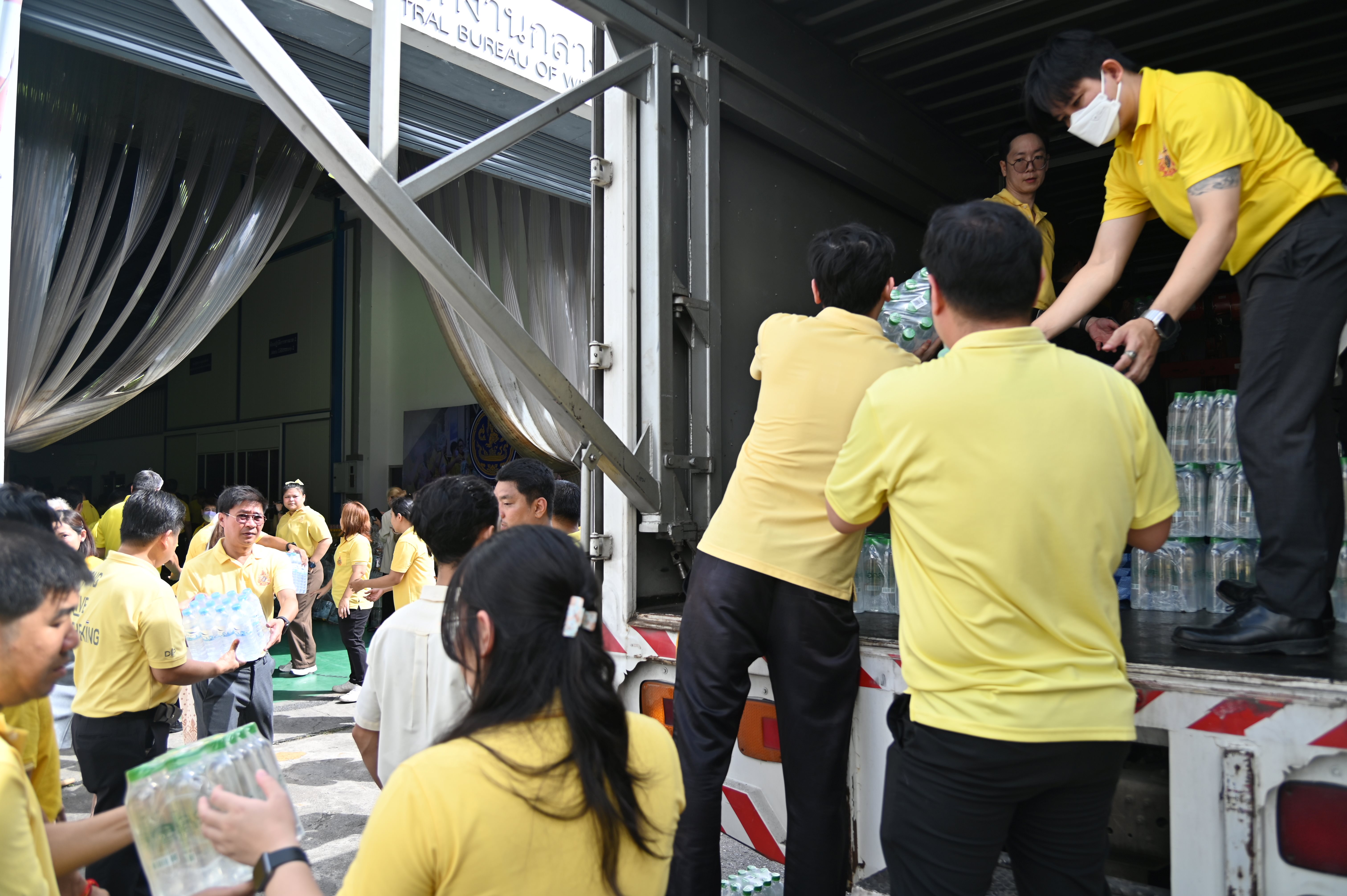 กรมการค้าภายใน ร่วมกันจัดถุงยังชีพเพื่อนำไปส่งมอบให้ประชาชนในพื้นที่ที่ได้รับผลกระทบ