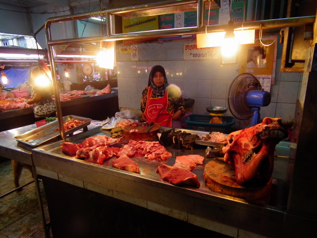 694_สินค้าที่จำหน่ายในตลาด 4.JPG