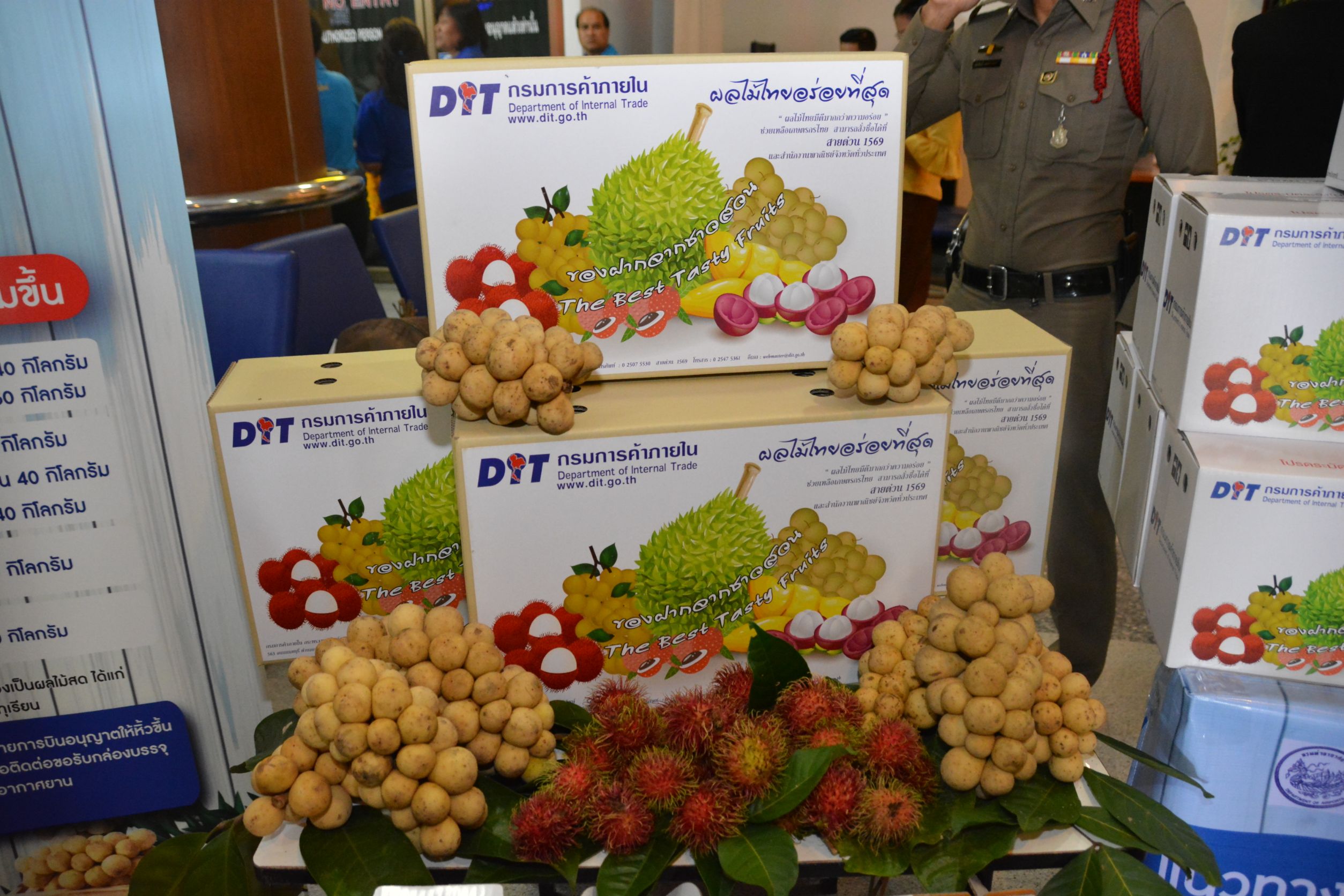 รัฐมนตรีว่าการกระทรวงพาณิชย์ลงพื้นที่ติดตามการดำเนินการให้บริการกล่องบรรจุผลไม้