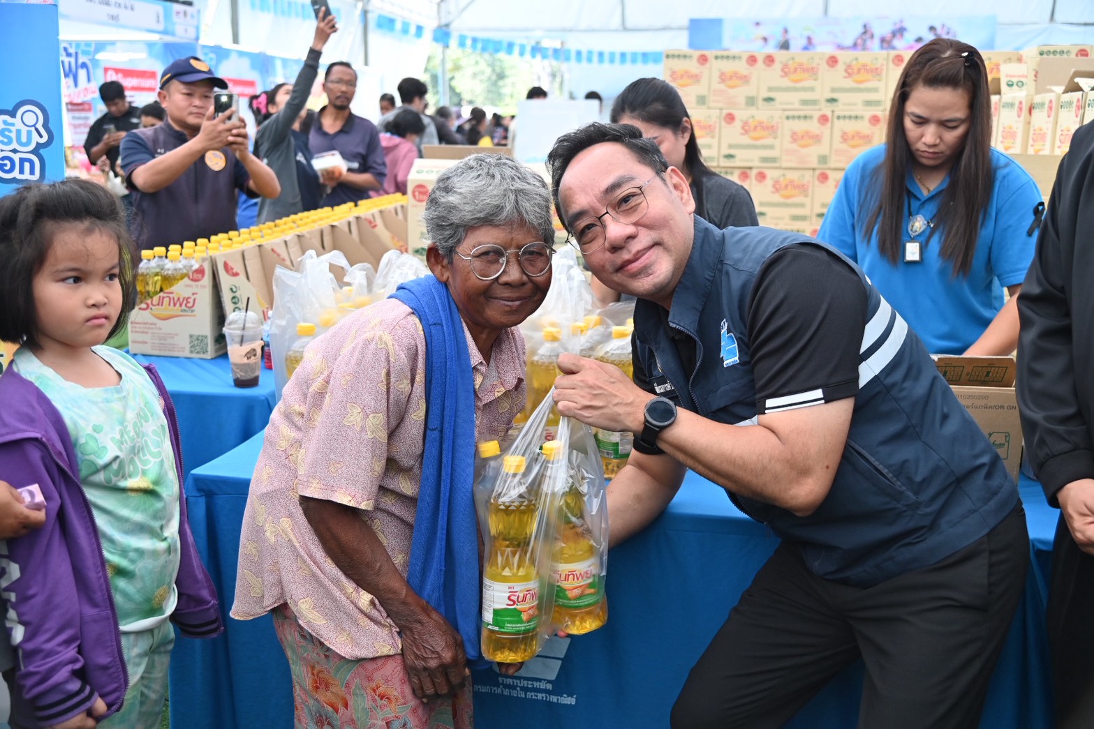 ข่าวเลขที่ 55/2569  “พาณิชย์” จัดงาน “ธงฟ้า ช่วยชายแดน” ณ จ.นครราชสีมา ลดค่าครองชีพประชาชน พร้อมจัดจำหน่าย Gift Set สินค้าเด่นของ 7 จังหวัด ชายแดน ช่วยผู้ประกอบการ (20 ธันวาคม 2568)