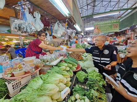 กรมการค้าภายในตรวจมาตรวัดปริมาณน้ำมัน และรณรงค์ การปิดป้ายราคา ในช่วงเทศกาลปีใหม่