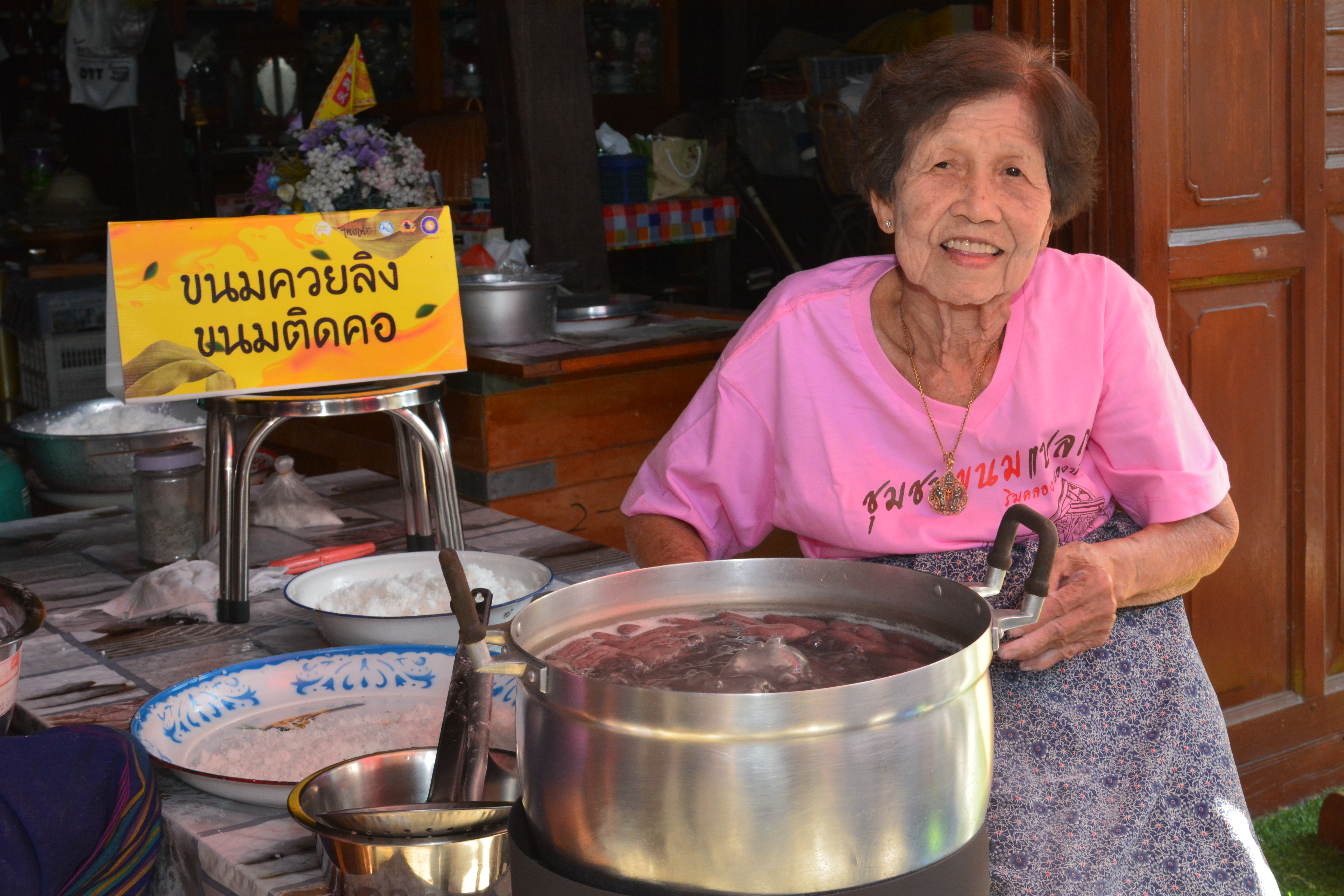การเยี่ยมชมและติดตามสถานการณ์ราคาสินค้า  ณ ตลาดชุมชนขนมแปลกริมคลองหนองบัว