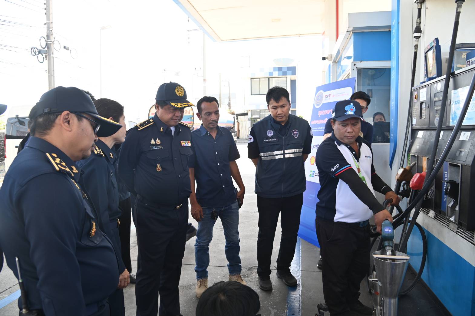 ข่าวเลขที่ 54/2569 DIT ลุยตรวจปีใหม่ 2569 ดูแลกระเช้าของขวัญ–การจำหน่ายสินค้าที่จุดพักรถ–หัวจ่ายน้ำมัน สร้างความเป็นธรรมให้ผู้บริโภค (19 ธันวาคม 2568)