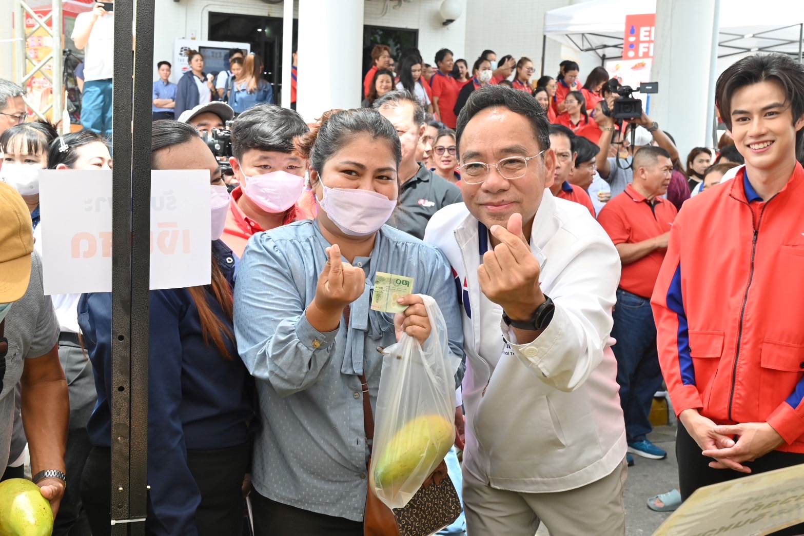 “พาณิชย์–ไปรษณีย์ไทย” ผนึกกำลังช่วยเกษตรกร แจกกล่อง–ตะกร้าผลไม้ 238,000 ชิ้น คาดกระจายผลไม้อีก 3,000 ตัน