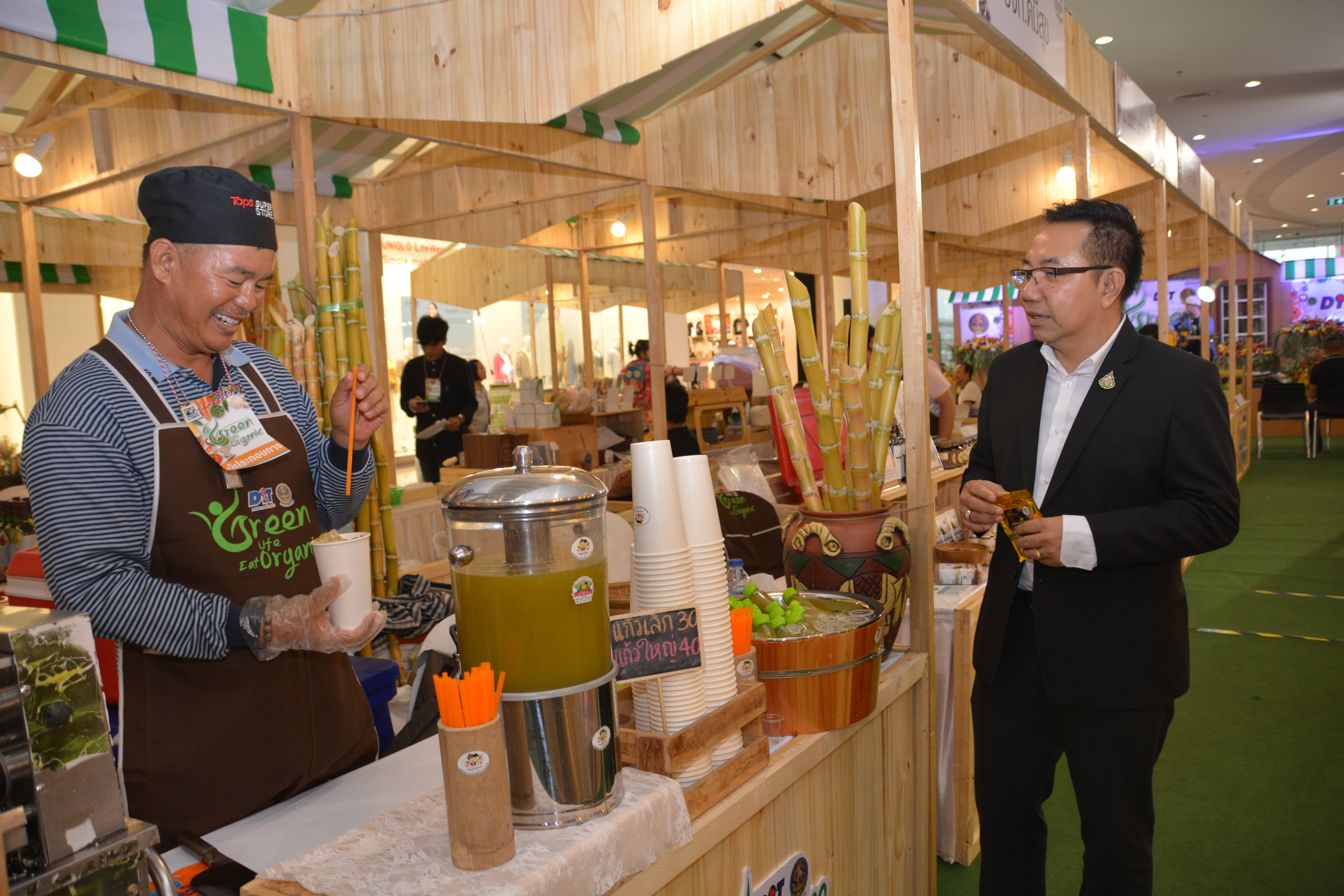 รองอธิบดีกรมการค้าภายในตรวจเยี่ยมร้านค้าในงาน "Green Life Eat Organic"