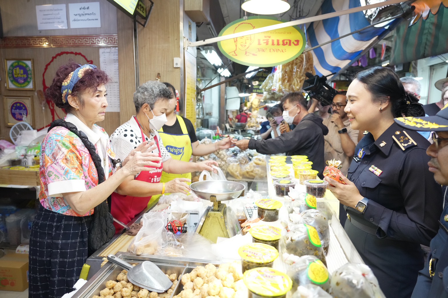 ข่าวเลขที่ 75/2569 พาณิชย์ตรวจเข้ม คุมราคาตรุษจีน–เครื่องชั่งทอง พบสินค้าส่วนใหญ่ราคาลดลง (13 กุมภาพันธ์ 2569)