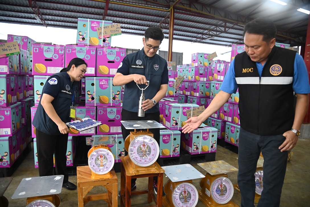 “พาณิชย์” ตรวจเครื่องชั่งล้งรับซื้อทุเรียนตะวันออก จันทบุรี-ระยอง-ตราด เน้นย้ำการติดป้ายแสดงราคาชัดเจน รักษาความเป็นธรรมแก่เกษตรกร