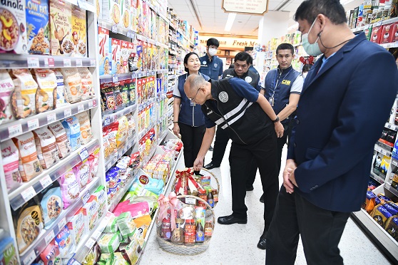 ตรวจสถานีบริการน้ำมันและกระเช้าของขวัญในช่วงเทศกาลปีใหม่