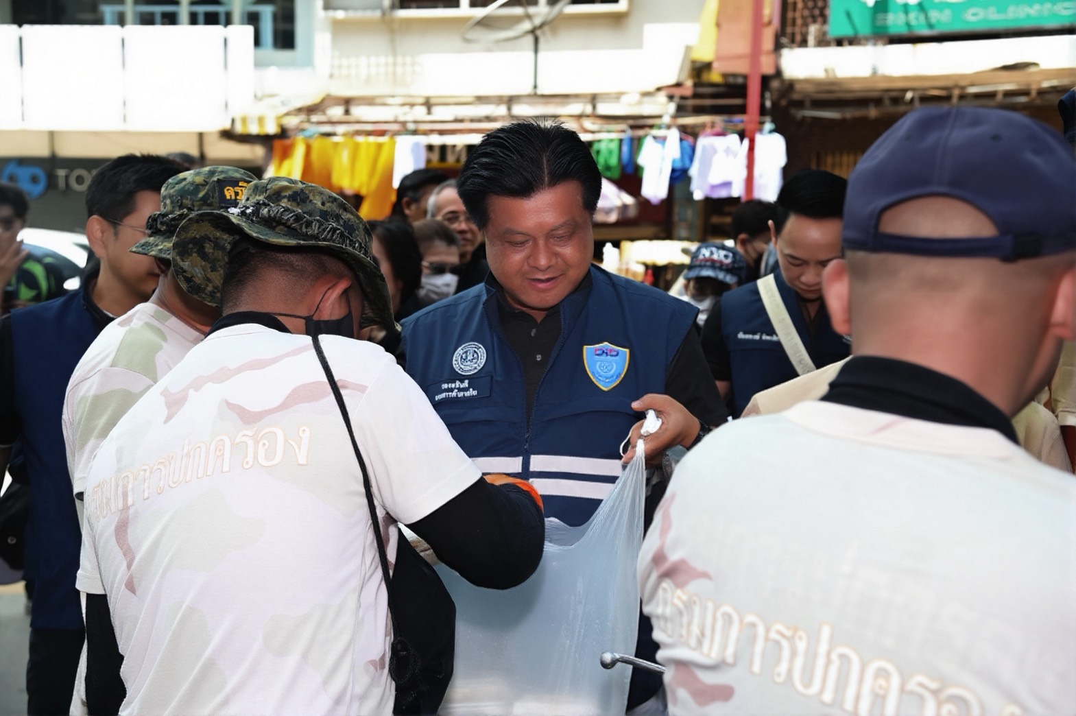 พาณิชย์ ลงพื้นที่ให้กำลังใจหาดใหญ่  มอบสิ่งของจำเป็น ทำความสะอาด พื้นที่สาธารณะ หลังเหตุอุทกภัย