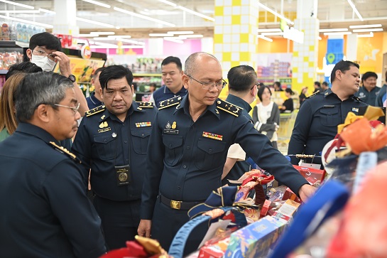 กรมการค้าภายในตรวจสอบสถานการณ์จำหน่ายกระเช้าของขวัญ และประชาสัมพันธ์การปิดป้ายราคา งานกาชาด