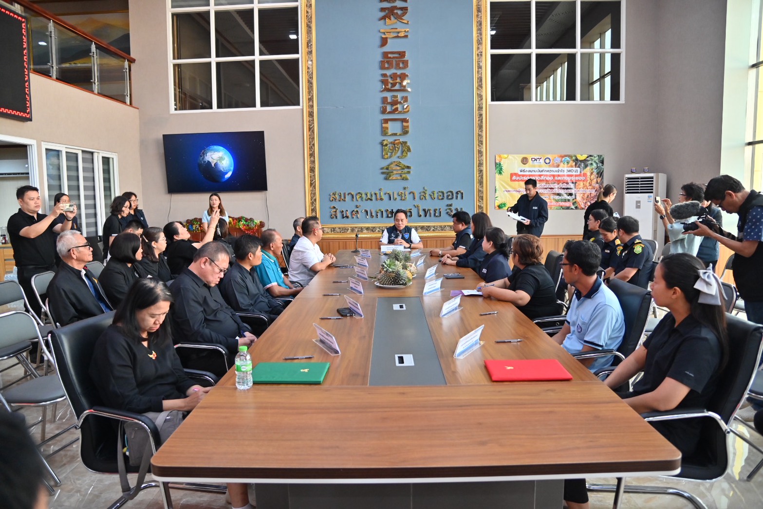 DIT ลุย...จันทบุรี นำคณะ Tiktok Thailand  เยี่ยมชมการผลิตทุเรียนคุณภาพ  MOU เชื่อมโยงสับปะรดตราดสีทอง  ประชุมหารือแนวทางการควบคุมคุณภาพผลไม้ภาคตะวันออก